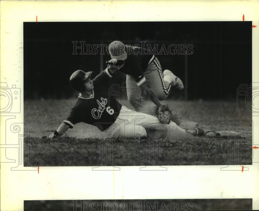 1990 Press Photo Crescent City Cubs&#39; baseball player Nick Macaluso is tagged out- Historic Images