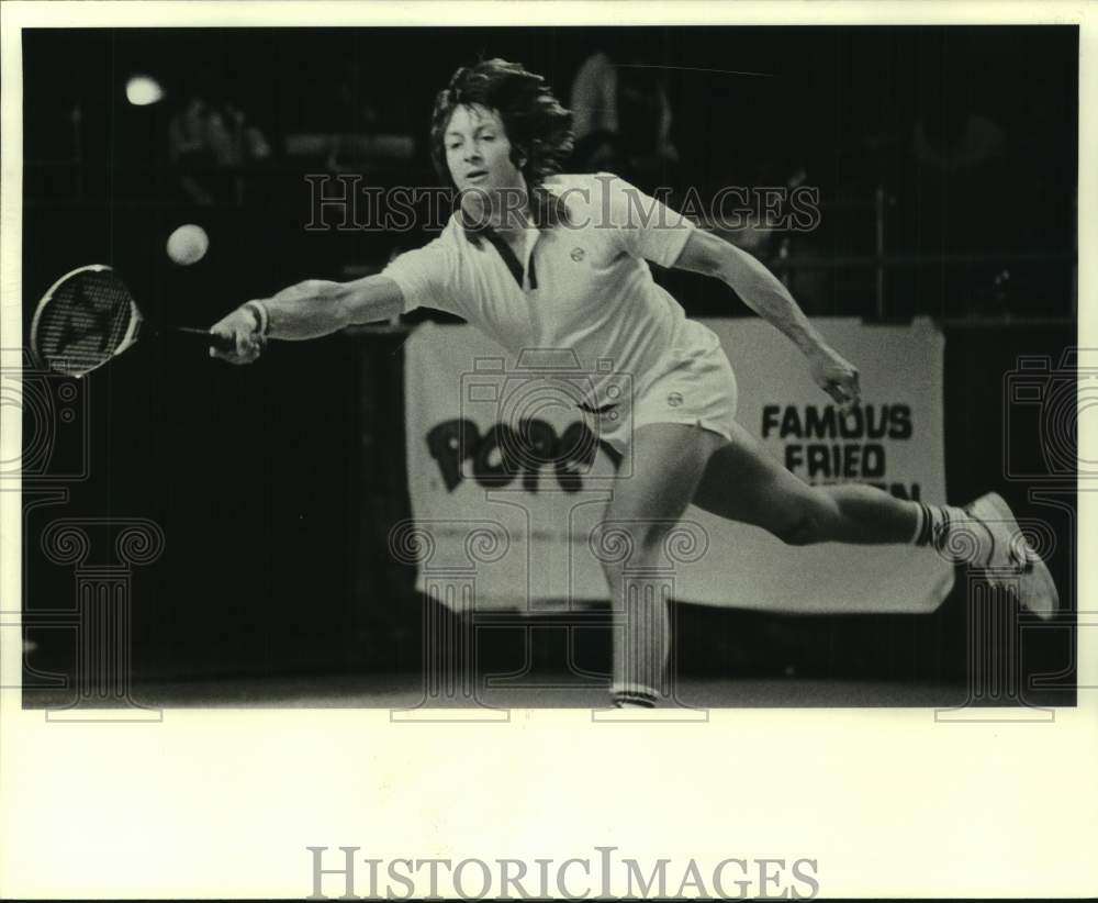 1979 Press Photo Tennis player Bob Lutz reaches to return a shot during a match- Historic Images