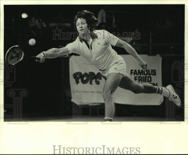 1979 Press Photo Tennis player Bob Lutz reaches to return a shot during ...