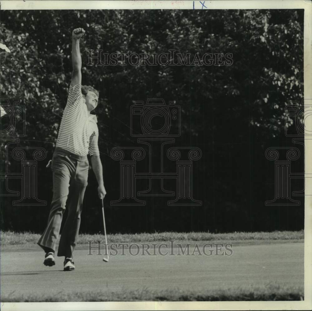 1978 Press Photo Golfer Stan Lee celebrates after he birdies hole number 14- Historic Images