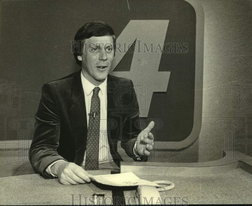 1981 Press Photo Channel 4 Sportscaster Jim Henderson gives report to viewers- Historic Images