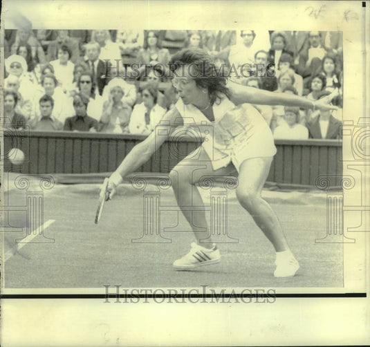 1974 Press Photo Tennis player Billie Jean King hits backhand at Wimbledon- Historic Images