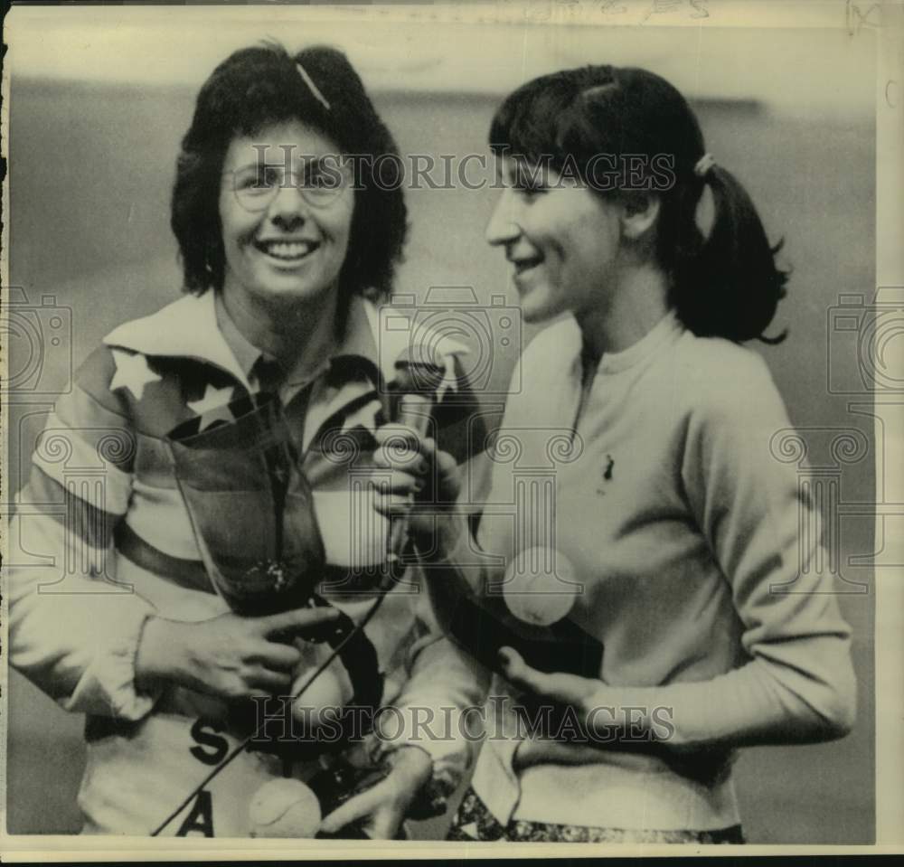 1976 Press Photo Tennis player Billie Jean King &amp; Olga Morozova of Russia- Historic Images