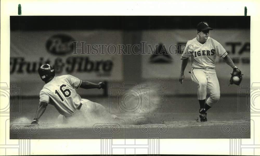 1988 Press Photo USC baseball player Rodney Peete slides into second against LSU- Historic Images