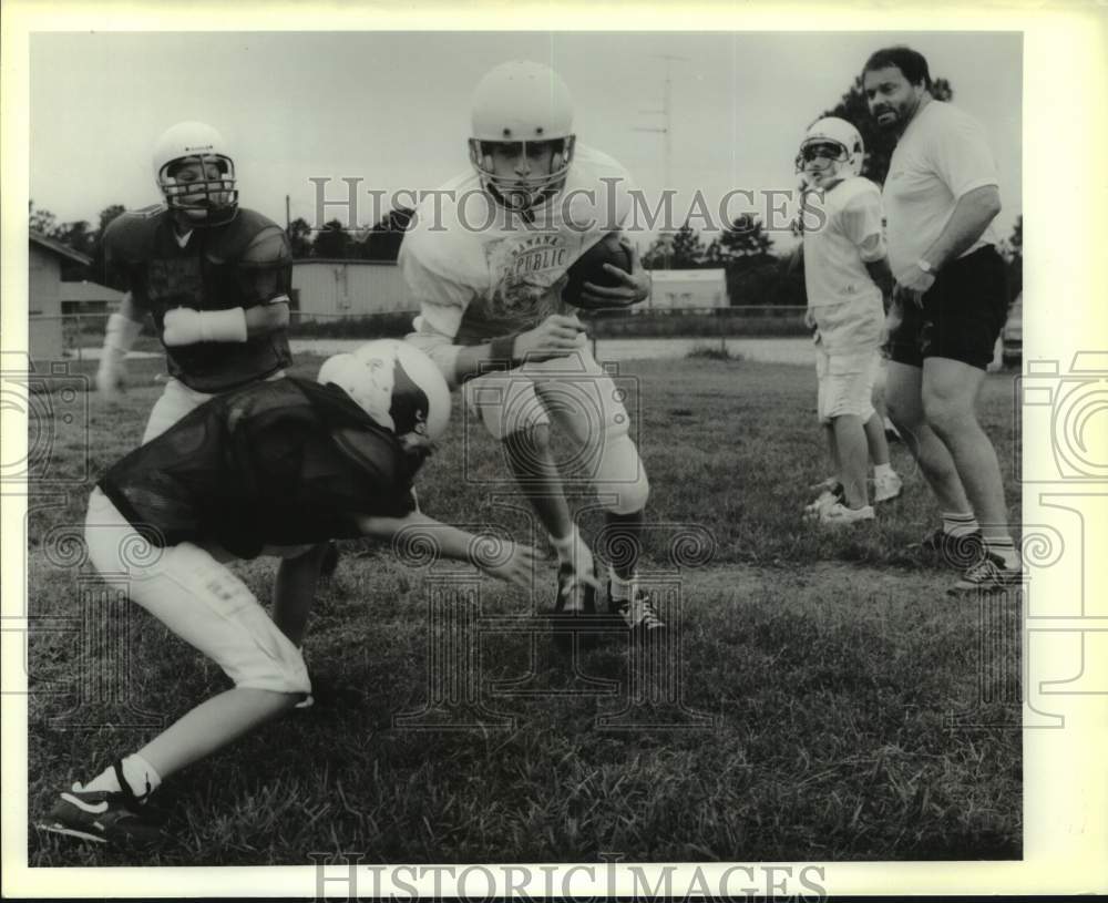 1990 Press Photo Covington Cardinals football player Tim Johnson runs with ball- Historic Images