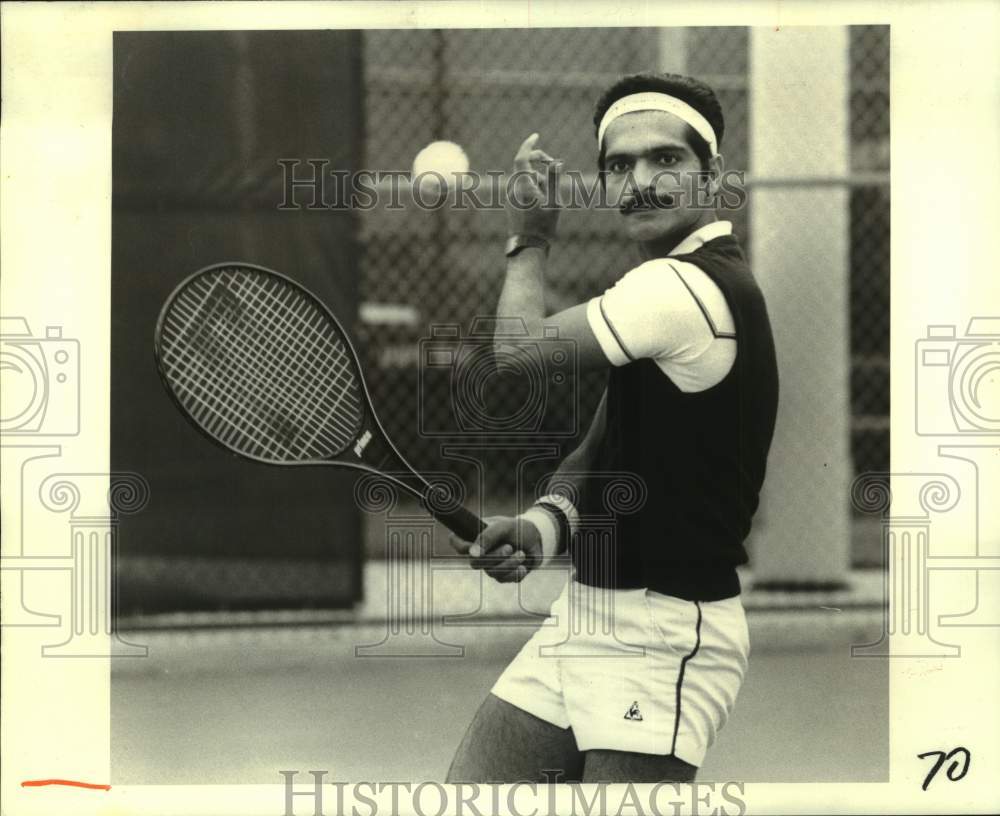 1982 Press Photo UNO&#39;s Tennis Player Burzis Kanga in Action - nos22693- Historic Images