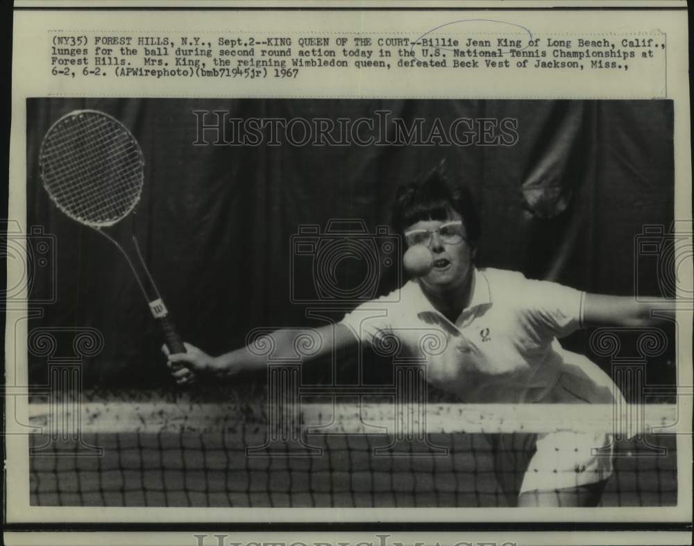 1967 Press Photo Tennis player Billie Jean King lunges for shot at Forest Hills- Historic Images