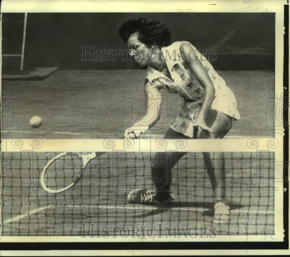 1973 Press Photo Tennis player Billie Jean King hits low shot at Forest Hills NY- Historic Images