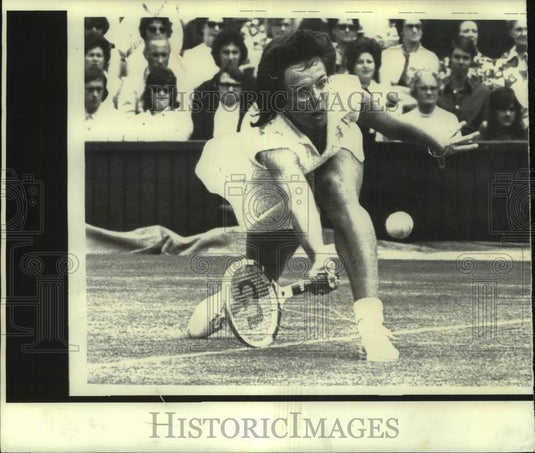 1972 Press Photo Tennis player Billie Jean King reaches for shot at Wimbledon- Historic Images