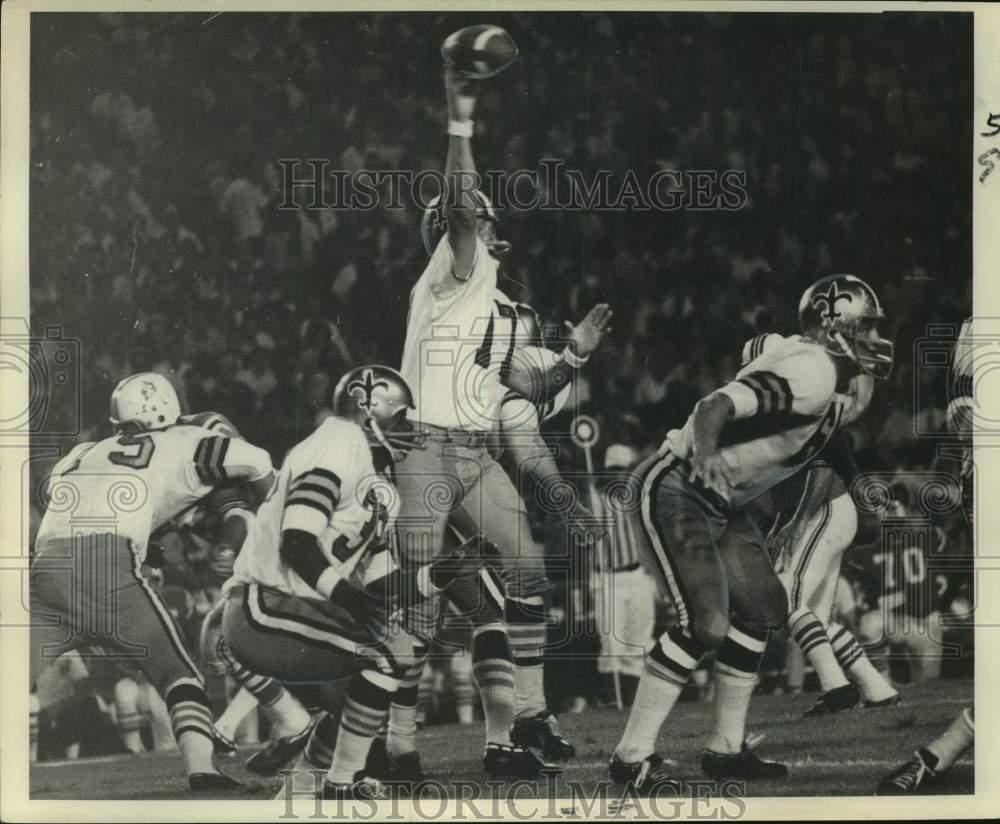 1968 Press Photo New Orleans football quarterback Bill Kilmer launches pass- Historic Images