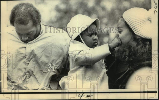 1972 Press Photo Denver Broncos football player Floyd Little his wife & daughter- Historic Images