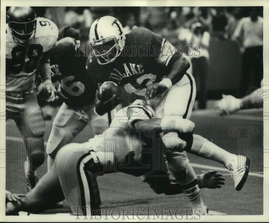1977 Press Photo Tulane football running back Don Lemon gets wrapped up in game- Historic Images