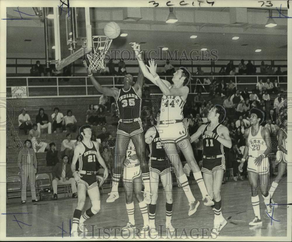 1972 Press Photo NE Louisiana basketball player Jess Burnette battles for ball- Historic Images