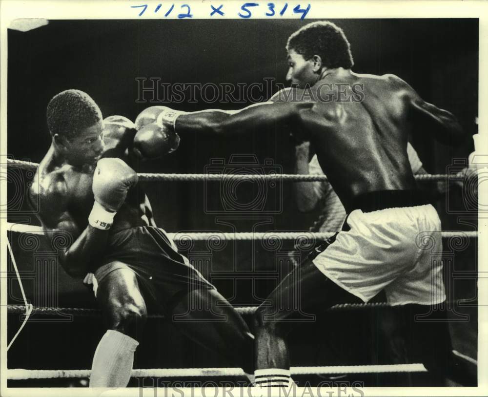 1983 Press Photo Boxer Kenny Lane knocks Jerome Clouden into the ropes- Historic Images