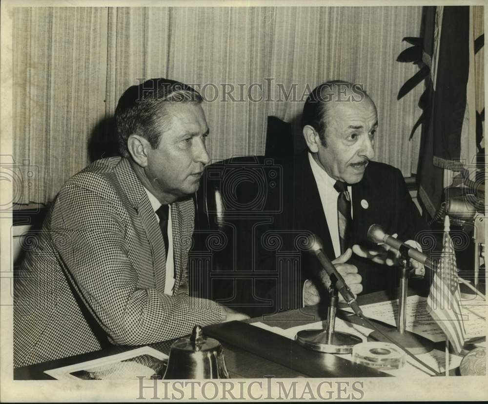 1969 Press Photo New Orleans Buccaneers basketball coach Babe McCarthy &amp; Schiro- Historic Images