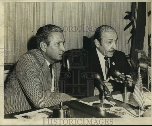 1969 Press Photo New Orleans Buccaneers basketball coach Babe McCarthy & Schiro- Historic Images