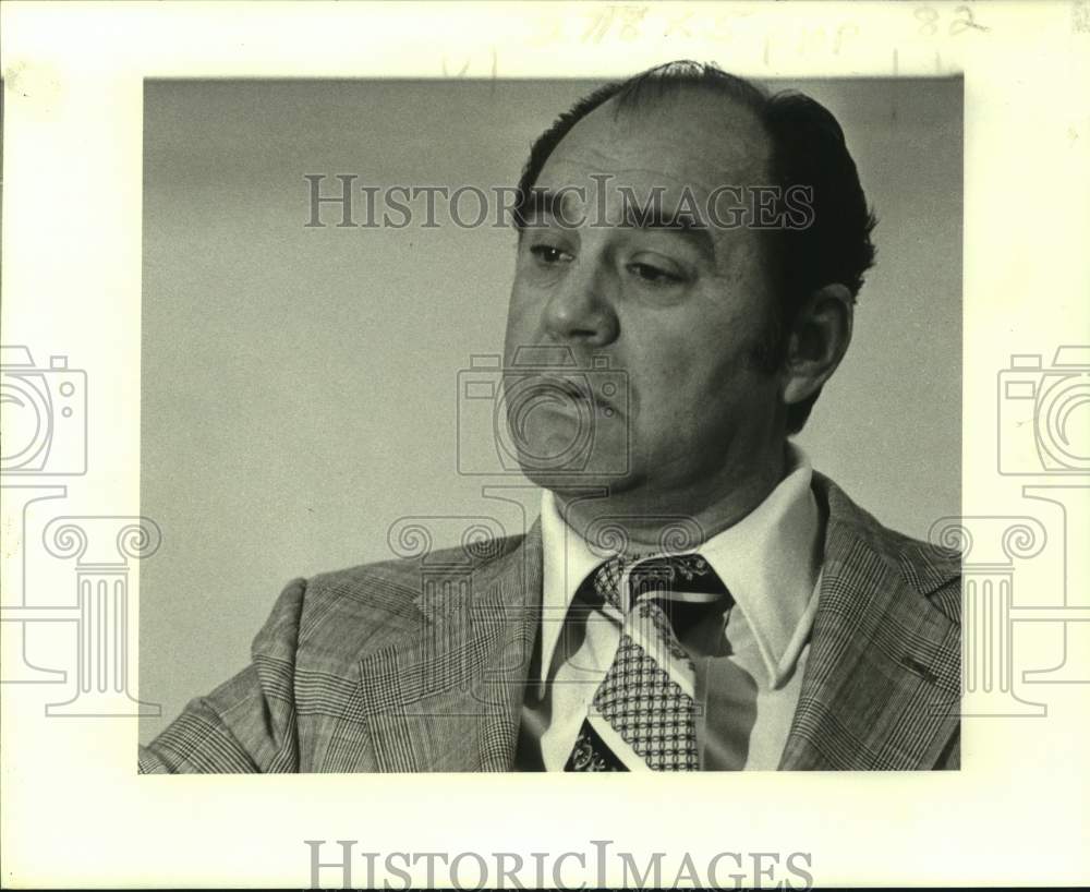 1981 Press Photo Football Coach Ken Meyer ponders his decision - nos22878- Historic Images