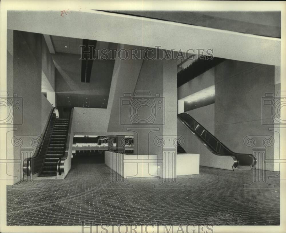 1975 Press Photo Escalators at Superdome in New Orleans - nos22888- Historic Images