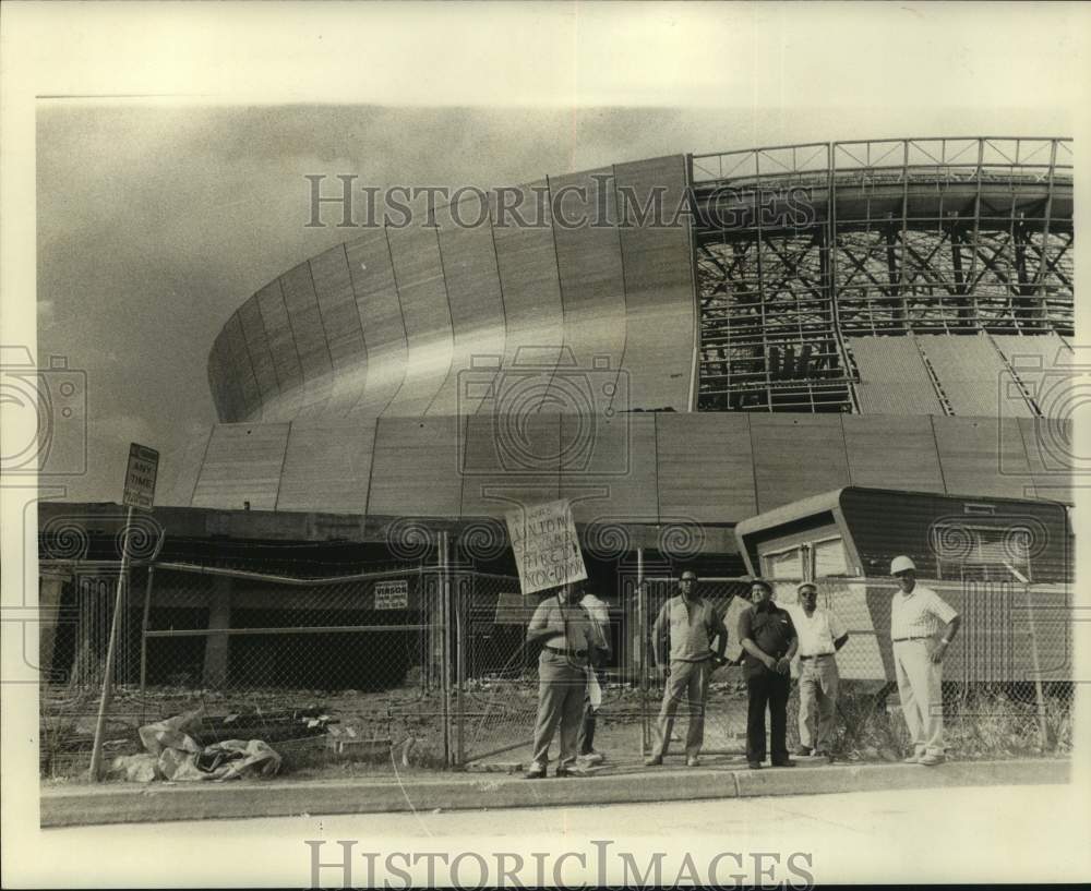 1973 Press Photo Strikers at Poydras Street Picket Louisiana Superdome- Historic Images