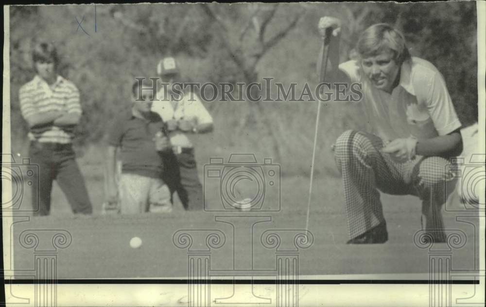 1974 Press Photo Golfer John Melreffy crouches down to line up a putt in match- Historic Images