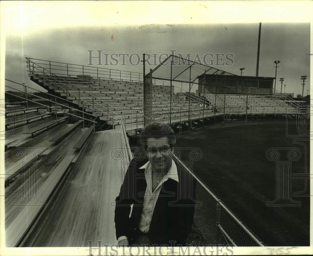 1981 Press Photo Baseball - UNO Coach Ron Maestri at the Field - nos23002