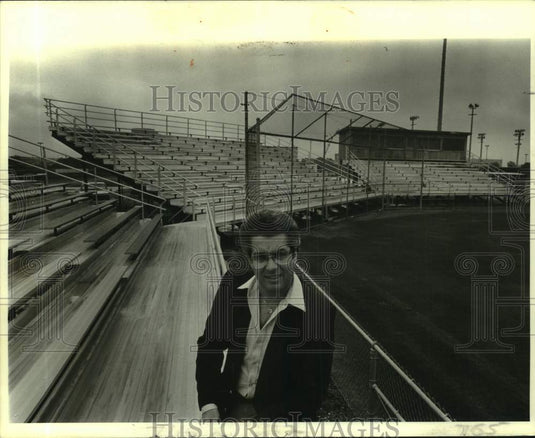 1981 Press Photo Baseball - UNO Coach Ron Maestri at the Field - nos23002
