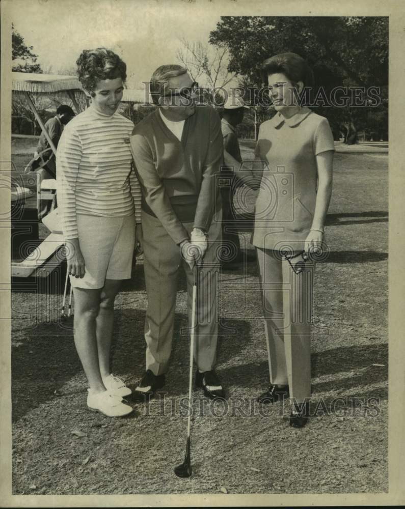 1969 Press Photo Mrs &amp; Mr Paul Morphy talk with Mrs Mike Persia on golf course- Historic Images