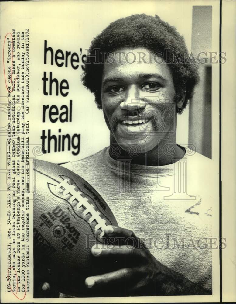 1972 Press Photo Miami Dolphins football running back Eugene Morris holds ball- Historic Images