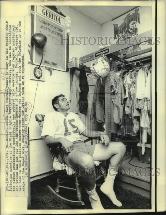 1975 Press Photo Miami Dolphins football player Earl Morrall in rocking chair- Historic Images