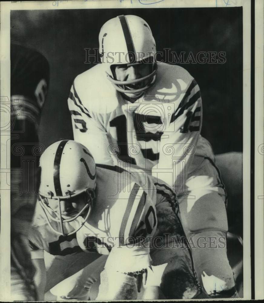 1968 Press Photo Baltimore Colts football quarterback Earl Morrall over center- Historic Images