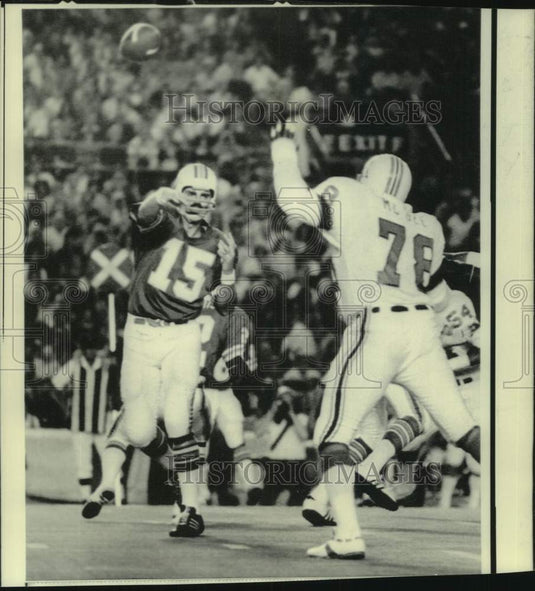 1975 Press Photo Miami Dolphins football quarterback Earl Morrall throws a pass- Historic Images