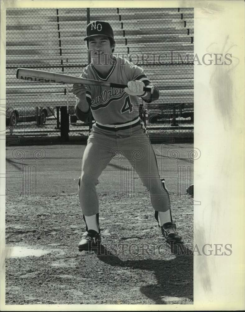 1981 Press Photo UNO baseball center fielder Gary Morlas prepares to bunt- Historic Images