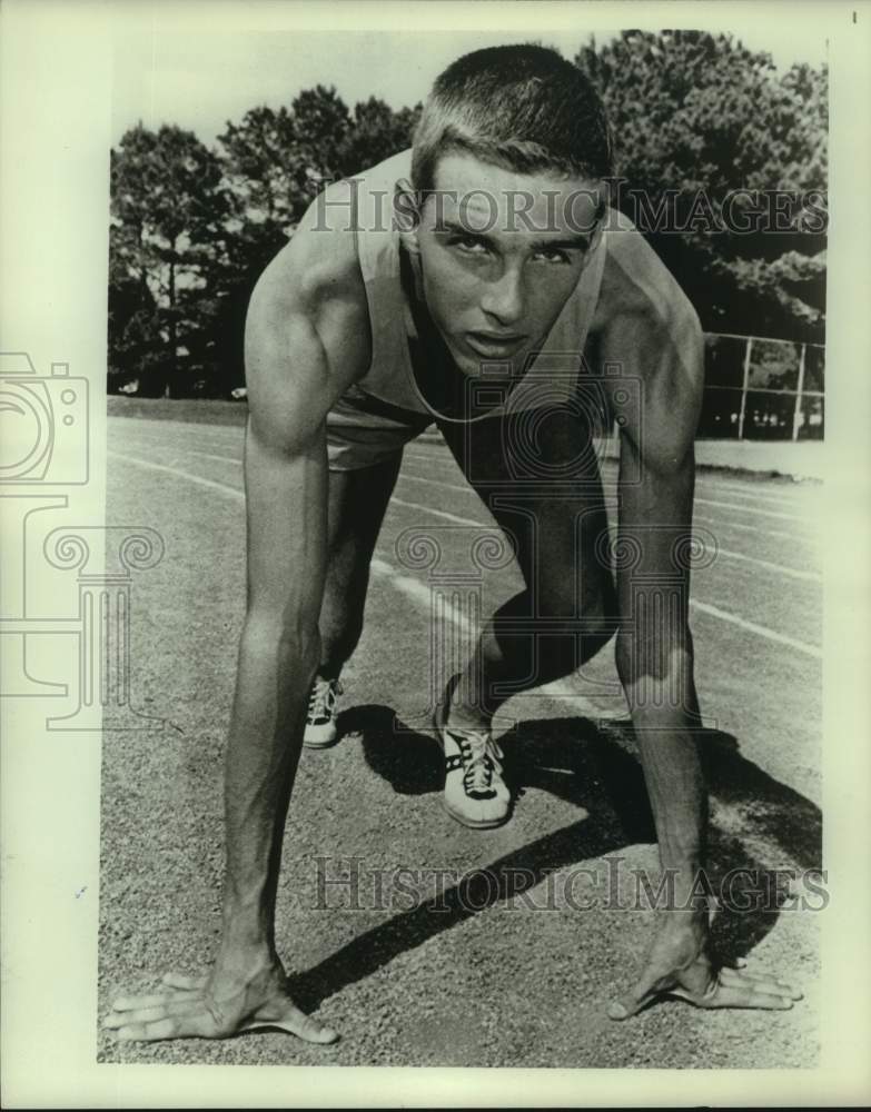 1968 Press Photo U of Texas runner Dave Morton is in position at start line- Historic Images