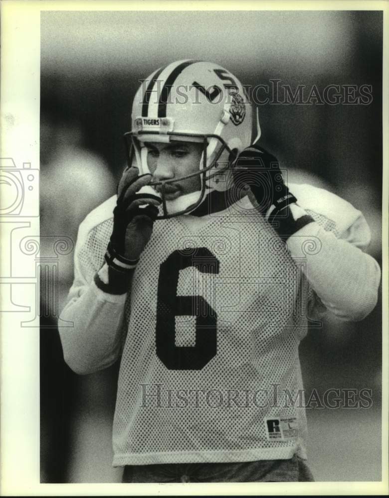 1988 Press Photo LSU football player Tony Moss adjusts his helmet in practice- Historic Images