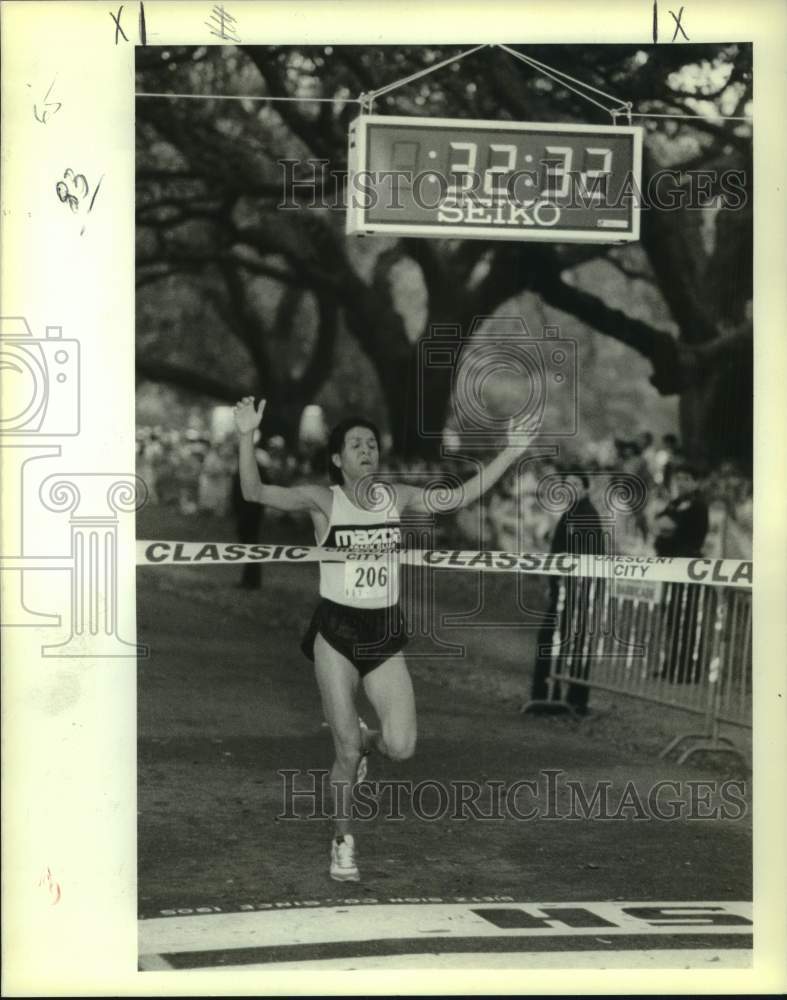 1989 Press Photo Runner Sylvia Mosqueda finishes first in Crescent City Classic