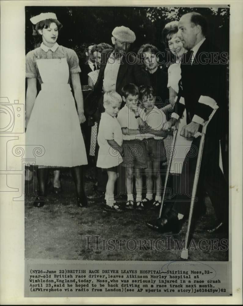 1962 Press Photo British Race car driver Stirling Moss leaves Wimbledon hospital- Historic Images