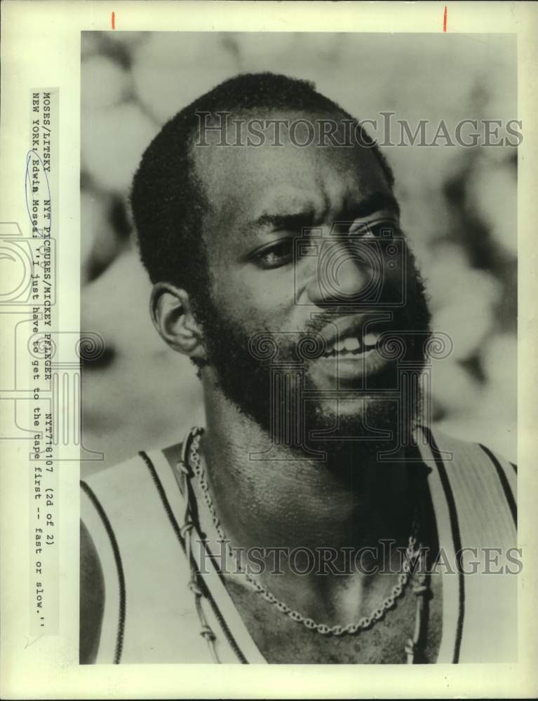 1981 Press Photo Runner Edwin Moses looks on during track meet - nos23106- Historic Images