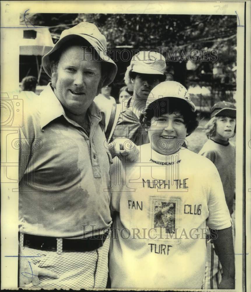 1973 Press Photo Golfer Bob Murphy poses with a fan at match in Cleveland, Ohio- Historic Images