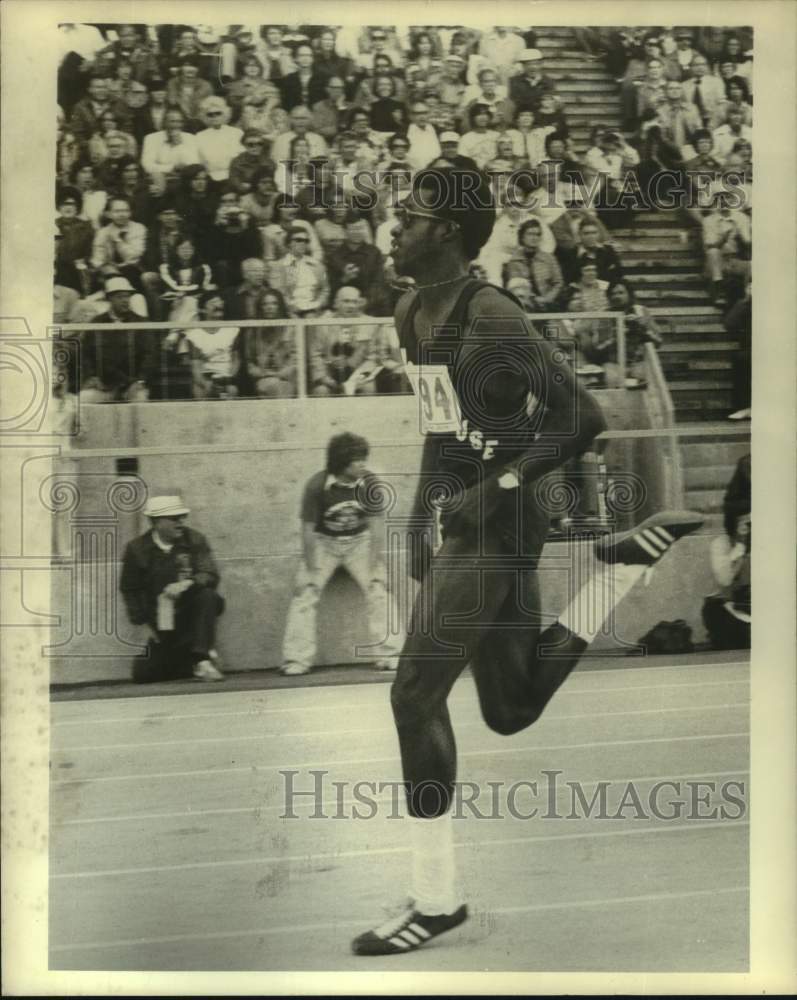 1978 Press Photo Runner Edwin Moses, wearing sunglasses, sprints around track- Historic Images