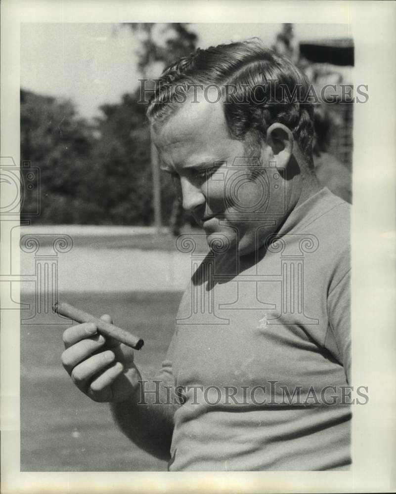 1969 Press Photo Golfer Bob Murphy looks down a a cigar in his right hand- Historic Images