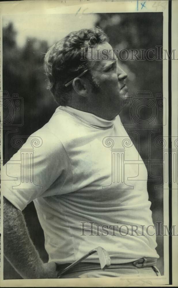 1969 Press Photo Golfer Bob Murphy watches his shot with hands on hips- Historic Images