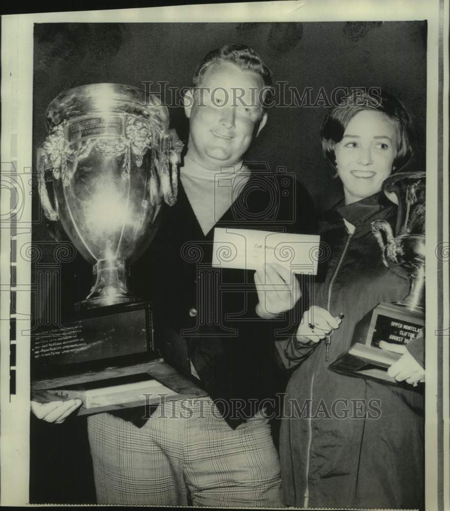 1968 Press Photo Golfer Bob Murphy holds a check & trophy, his wife, car keys- Historic Images