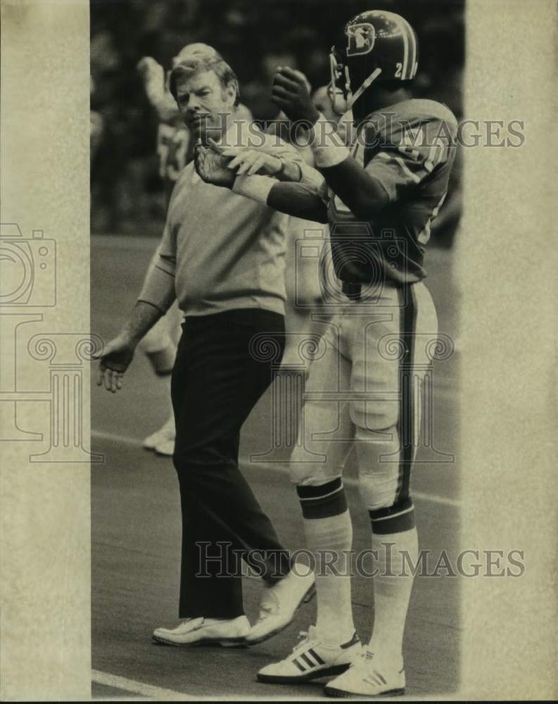 1978 Press Photo Denver Broncos head coach Red Miller talks to player #20- Historic Images