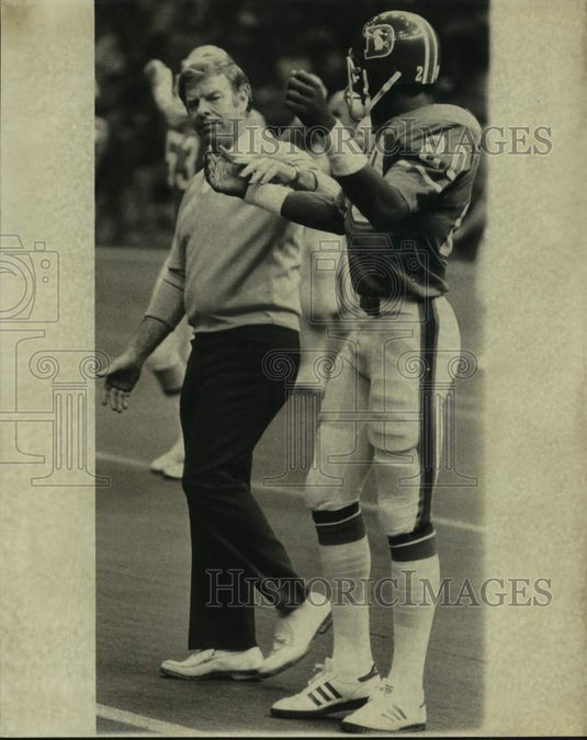 1978 Press Photo Denver Broncos head coach Red Miller talks to player