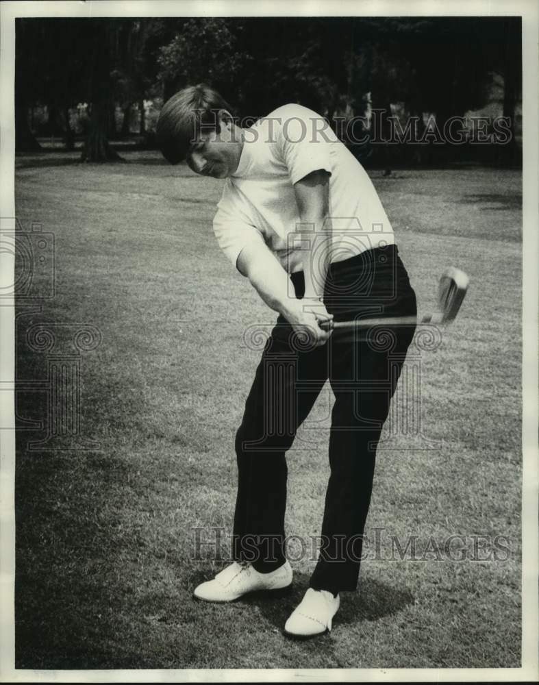 1971 Press Photo Golfer Donald Millet takes a swing with an iron on the course- Historic Images