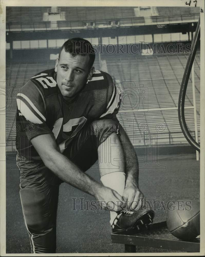 1967 Press Photo Tulane University football quarterback Ted Miller ties his shoe- Historic Images