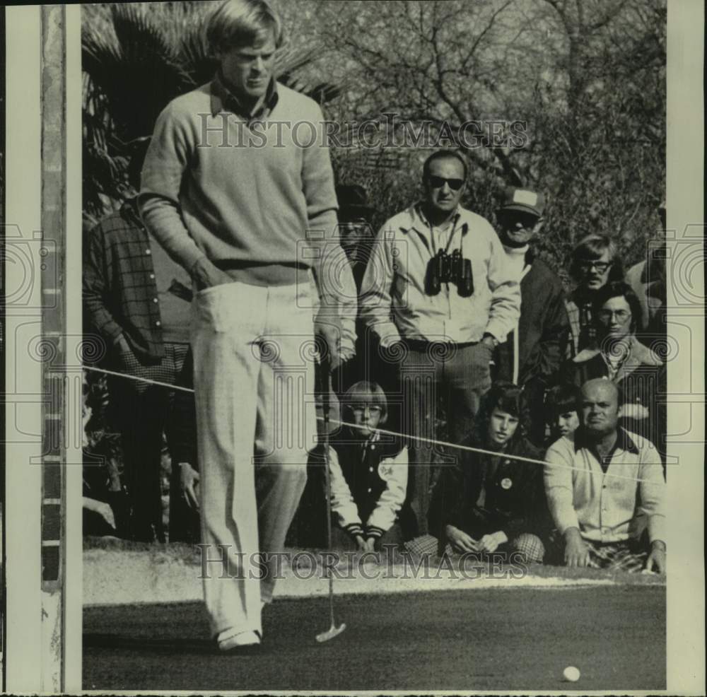 1975 Press Photo Golfer Johnny Miller sticks out his tongue after missing putt- Historic Images