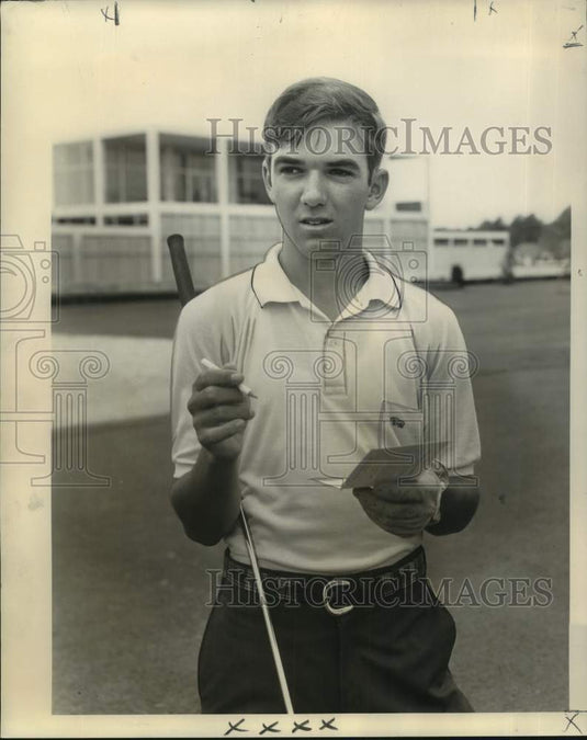 1965 Press Photo Former Holy Cross golfer Larry Miller writes down his score- Historic Images