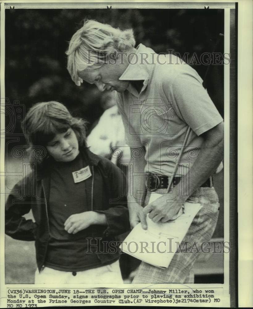 1988 Press Photo Golfer Johnny Miller signs autograph for a fan in Washington- Historic Images