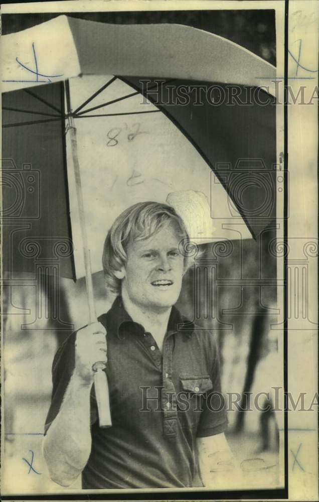 1973 Press Photo Golfer Johnny Miller holds an umbrella at Hilton Head, SC match- Historic Images